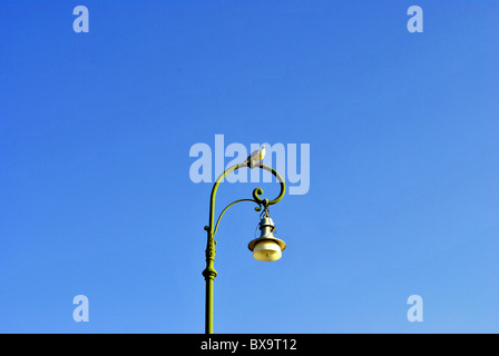 Caractéristiques de la lampe, avec fond de ciel bleu Banque D'Images