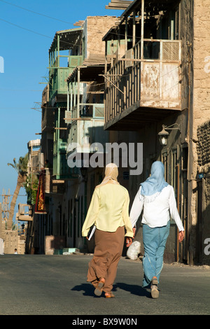 Deux jeunes femmes dans la rue portant le voile islamique traditionnel, Quoseir Village, Mer Rouge, Egypte. Banque D'Images