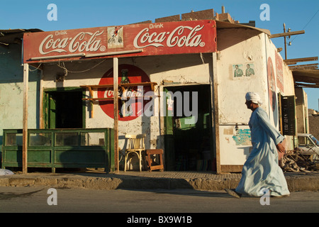 Homme marche par un café à Quoseir Village, Mer Rouge, Egypte. Banque D'Images