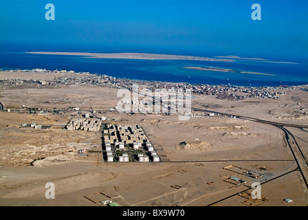 Vue sur Ville côtière et ses environs paysage désertique, Hurghada, Red Sea, Egypt. Banque D'Images