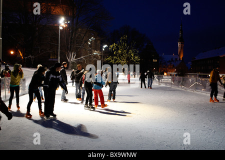 Patin à glace dans la vieille ville de Tallin. Noël à Tallin Estonie Banque D'Images