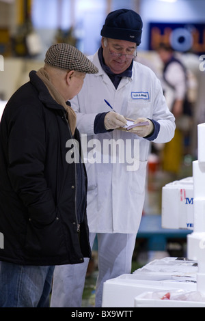 L'achat et la vente de poissons, le marché aux poissons de Billingsgate, Londres, Angleterre Banque D'Images