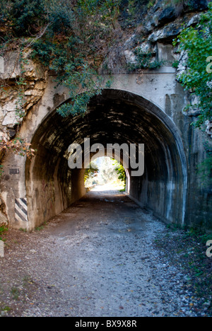 Rock gallery sur la route abandonnée Banque D'Images
