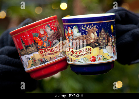 2 tasses de gluhwein chaud / vin chaud devant un arbre de Noël au Marché de Noël de la Rathausplatz à Hambourg Banque D'Images