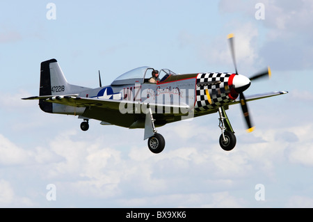 North American P-51D Mustang Big Beautiful Doll en approche finale pour l'atterrissage à Duxford Flying Legends Airshow Banque D'Images