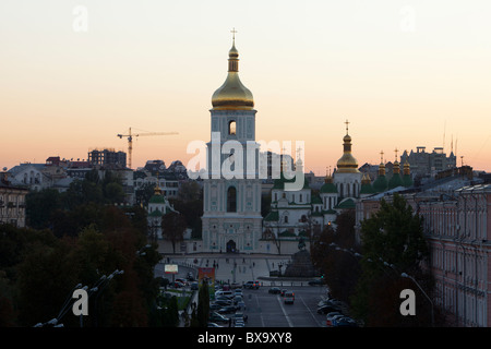 Vue panoramique sur la cathédrale Sainte-Sophie, site classé au patrimoine mondial de l'UNESCO, au coucher du soleil à Kiev, en Ukraine Banque D'Images