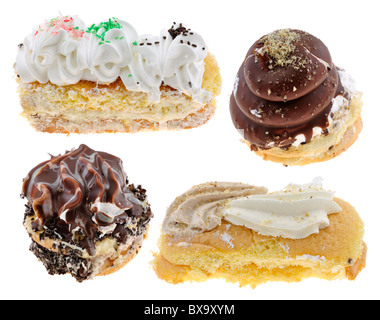 Groupe de délicieux gâteaux maison isolé sur fond blanc Banque D'Images