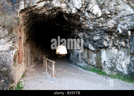 Rock gallery sur la route abandonnée Banque D'Images