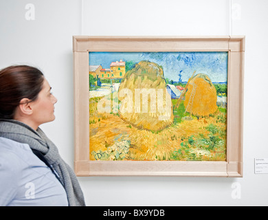 Femme à la peinture à l'empile du blé en Provence par Vincent van Gogh à Kroller-Muller Museum aux Pays-Bas Banque D'Images