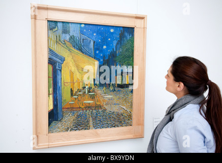 Femme regarde la peinture terrasse d'un café de nuit (place du Forum) par Vincent van Gogh, Musée Krouller Pays-Bas Banque D'Images