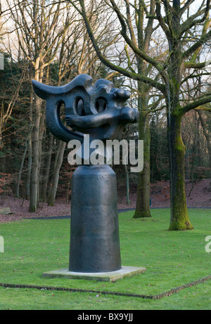 L'art moderne sculpture dans un jardin de sculptures à l'Kroller-Muller Museum aux Pays-Bas Banque D'Images