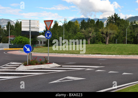 Rond-point sur une route sans trafic vide Banque D'Images