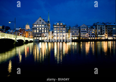 Allumé Rudolf-Brun-Brücke, Rudolf-Brun-pont, sur la rivière Limmat et maisons à Zurich par nuit, en Suisse. Banque D'Images