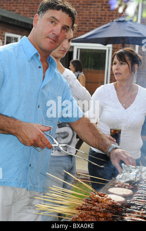 Les cuisiniers de l'homme blanc d'âge moyen sur grand Jardin Barbecue Banque D'Images