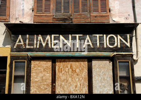 Boarded-Up Village fermé boutique, magasin général ou d'angle, Alimentation, Beauvezer, Alpes de Haute Provence, Provence, France Banque D'Images