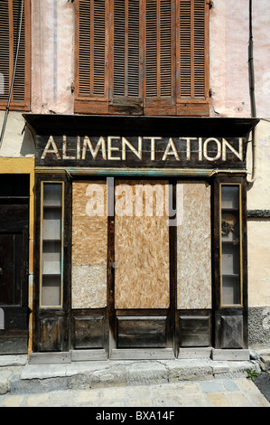 Boarded-Up Village fermé boutique, magasin général ou d'angle, Alimentation, Beauvezer, Alpes de Haute Provence, Provence, France Banque D'Images