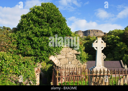 L'église de Saint Aidan près de Limavady dans l'ombre de la falaise de Binevenagh, comté de Derry, Irlande du Nord Banque D'Images