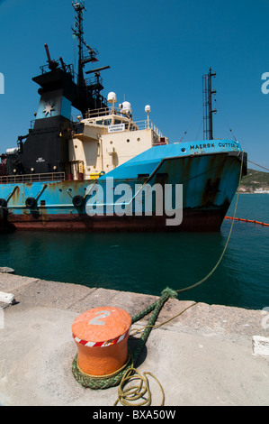 Navire d'approvisionnement Maersk Cutter ancrée sur Arraial do Cabo port, Rio de Janeiro, Brésil, entouré par un déversement d'barier. Banque D'Images