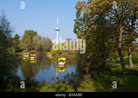 Voyage en bateau, KUTZENWEIHER ÉTANG, LUISENPARK, TOUR DE TÉLÉCOMMUNICATION, Mannheim, Bade-Wurtemberg, Allemagne Banque D'Images