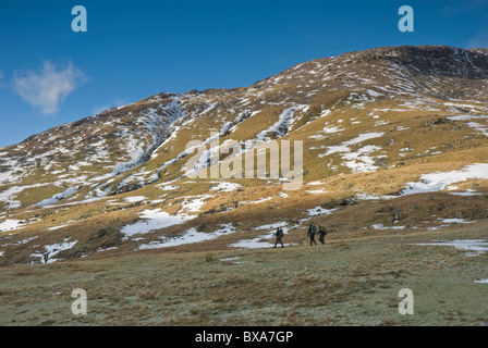 Les marcheurs ci-dessous Grand Gable en hiver, près de l'Styhead Tarn, Lake District, Cumbria Banque D'Images