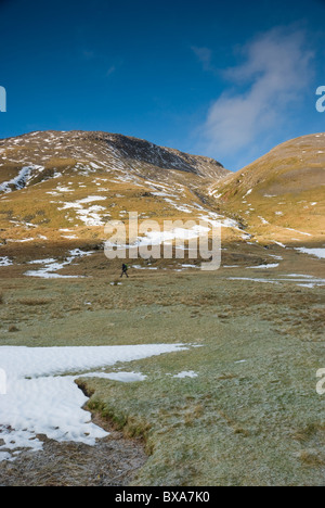 Walker ci-dessous Grand Gable en hiver, près de l'Styhead Tarn, Lake District, Cumbria Banque D'Images