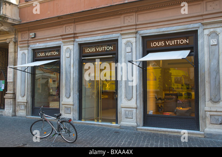 Boutique Louis Vuitton à Piazza San Lorenzo in Lucina square Centro Storico trimestre centre de Rome Italie Europe Banque D'Images