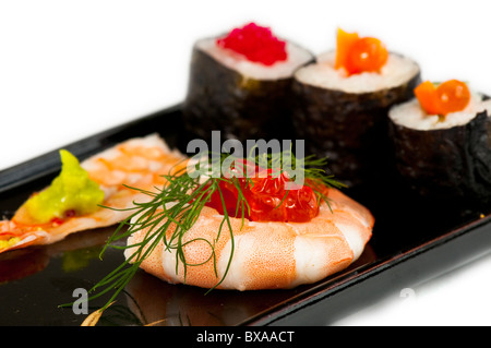 Norimaki sushis avec une crevette enroulé autour d'œufs de saumon, l'aneth et sauce wasabi. Sur blanc. Banque D'Images