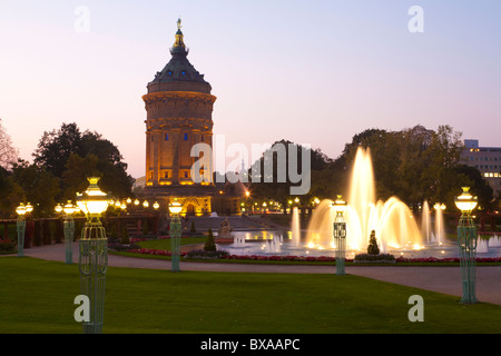 Château d'eau, monument, Parkway, JUGENDSTIL, PLACE FRIEDRICHSPLATZ, Mannheim, Bade-Wurtemberg, Allemagne Banque D'Images