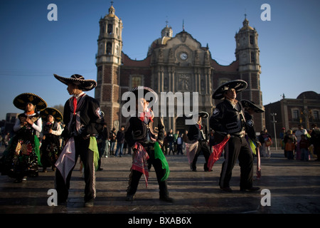 En dehors de la danse des pèlerins de Notre Dame de Guadalupe à Mexico Basilique Banque D'Images