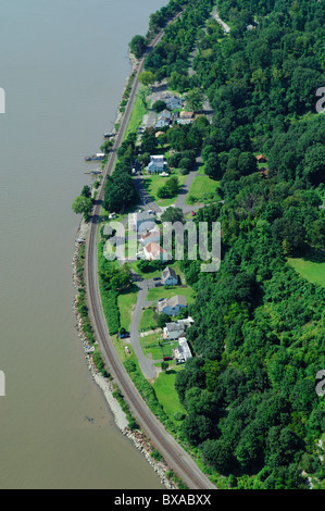 Vue aérienne de maisons isolées sur le côté de la rivière Hudson durant les mois d'été, ancienne route 9W, au nord de Tomkins Cove, New York upstate, Usa Banque D'Images