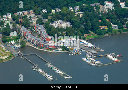 Vue aérienne de Von Dohln Marina sur la rivière Hudson , Edgewater, New Jersey, USA Banque D'Images