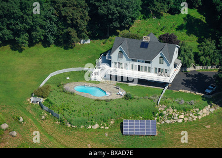 Vue aérienne de la maison privée avec des panneaux photovoltaïques, à l'Est de Cold Spring, Putnam, région du nord de l'État de New York, USA Banque D'Images