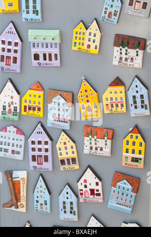 Plusieurs aimants de réfrigérateur de Tallinn en vente dans une boutique à Tallinn, Estonie. Banque D'Images