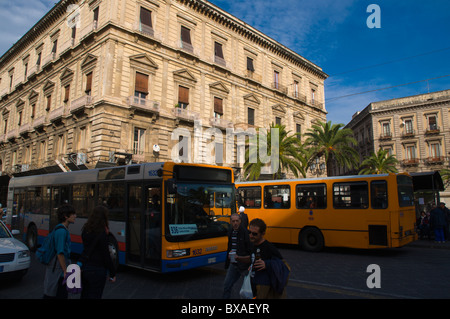 Des autobus sur la rue principale Via Etnea dans le centre de Catane Sicile Italie Europe Banque D'Images