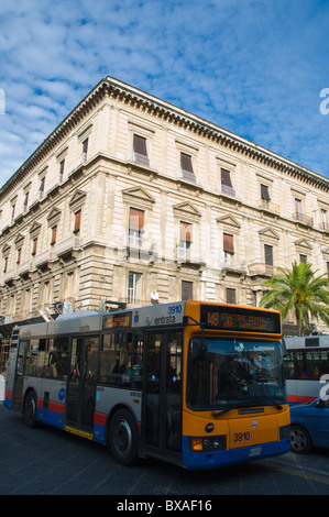 Des autobus sur la rue principale Via Etnea dans le centre de Catane Sicile Italie Europe Banque D'Images