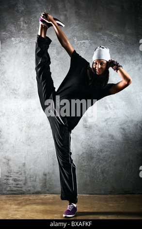 Jeune femme danseuse. Sur le mur arrière-plan. Banque D'Images