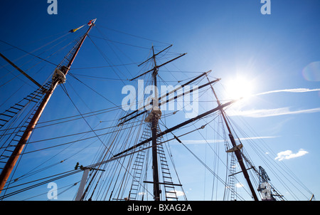 Mât de navire. Sur fond de ciel bleu. Banque D'Images