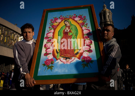 Pèlerins porteurs d'une image de la Notre Dame de Guadalupe à Mexico Banque D'Images