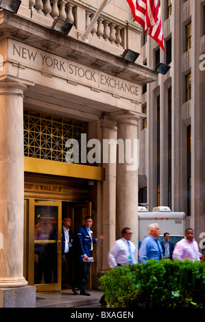 Traders de quitter la Bourse de New York après une journée vers le bas sur le marché, New York City USA Banque D'Images