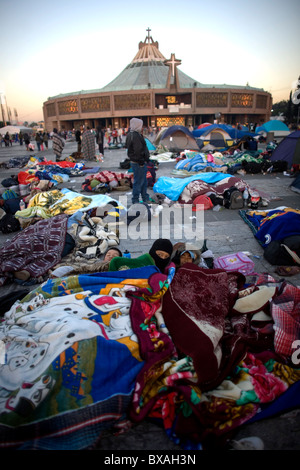 Pèlerins dormir en dehors de la Basilique Notre Dame de Guadalupe à Mexico Banque D'Images