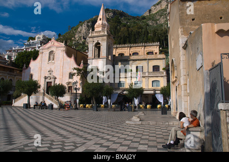 Piazza IX Aprile vieille ville Taormina Sicile Italie Europe Banque D'Images