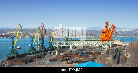 Port de commerce de la mer Nahodkinsky site Astafeva une cape en Russie Banque D'Images
