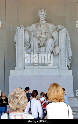 Les touristes en face de la statue de Lincoln dans le Lincoln Memorial, Washington D.C., États-Unis Banque D'Images