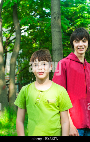 Frères de la nature contre les arbres verts Banque D'Images