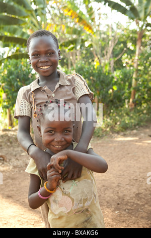 Un frère et une soeur posent ensemble dans Buwanyanga - Village, Sironko est de l'Ouganda, l'Afrique de l'Est. Banque D'Images