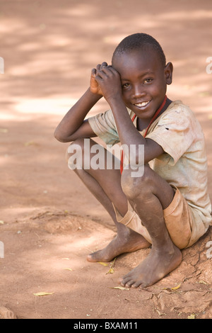 Un jeune petit gars sourit dans Bulowooza, village du district de Iganga, est de l'Ouganda, l'Afrique de l'Est. Banque D'Images