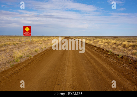 Route de l'outback vide près de la route entre développement Kennedy Winton à Hughenden outback dans le Queensland Banque D'Images