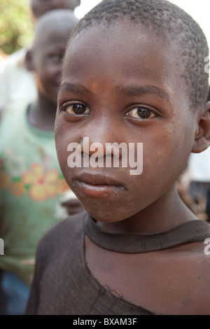 Un écolier se trouve dans les vêtements en lambeaux dans Nampikika, village du district de Iganga, est de l'Ouganda, l'Afrique de l'Est. Banque D'Images