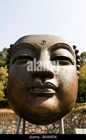 Une belle sculpture en bronze du Bouddha dans la nouvelle zone de divertissement et d'art 1865 à Nanjing, Chine. Banque D'Images