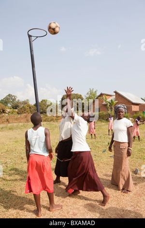 Adolescentes jouer netball en Bugabwe, village du district de Iganga, est de l'Ouganda, l'Afrique de l'Est. Banque D'Images